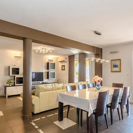 Lovely In With Outdoor Swimming Pool Holiday home *