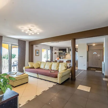 Holiday home Lovely In With Outdoor Swimming Pool Turanj